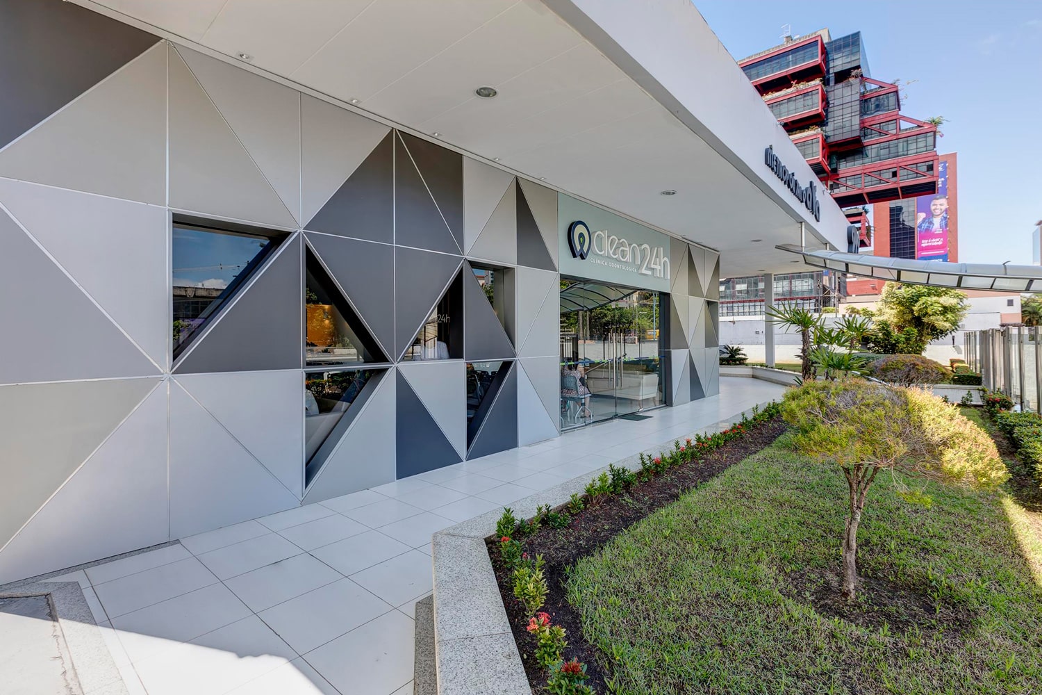 Fachada da Clean 24h na Av. Tancredo Neves